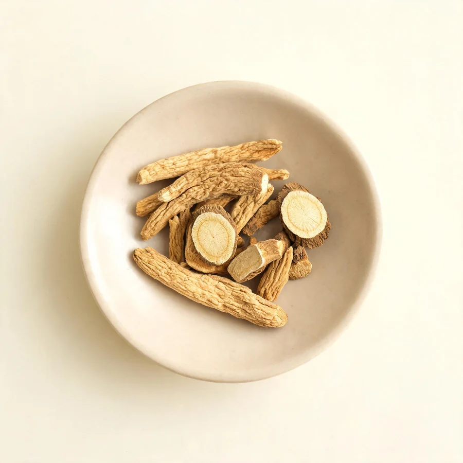 Dried Ban Lan Gen root arranged in a shallow bowl