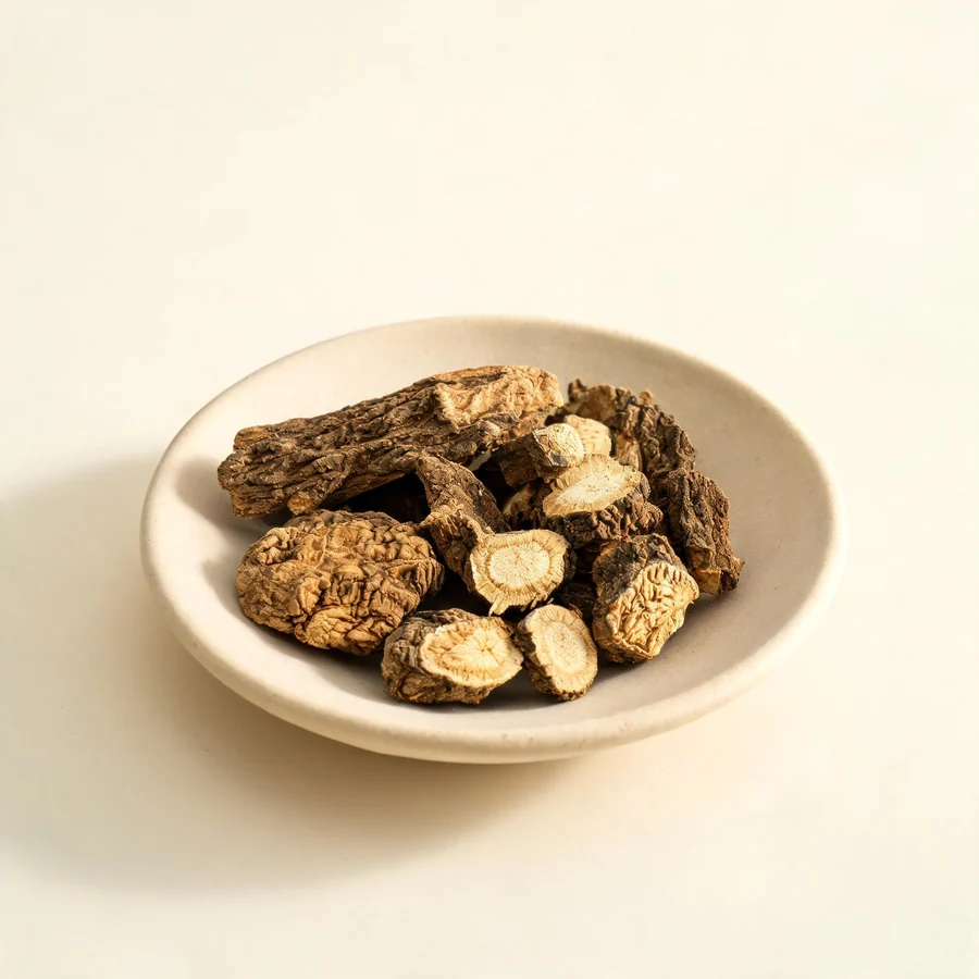 Dried Du Huo root arranged in a shallow bowl